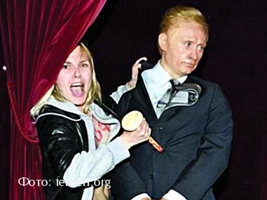 Яна Жданова нападает на статую Владимира Путина